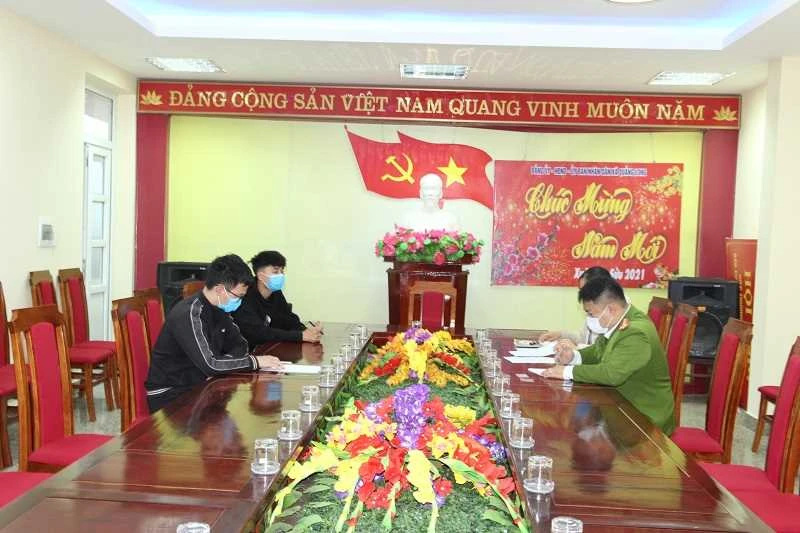 Hai nam công dân làm việc với cơ quan chức năng.