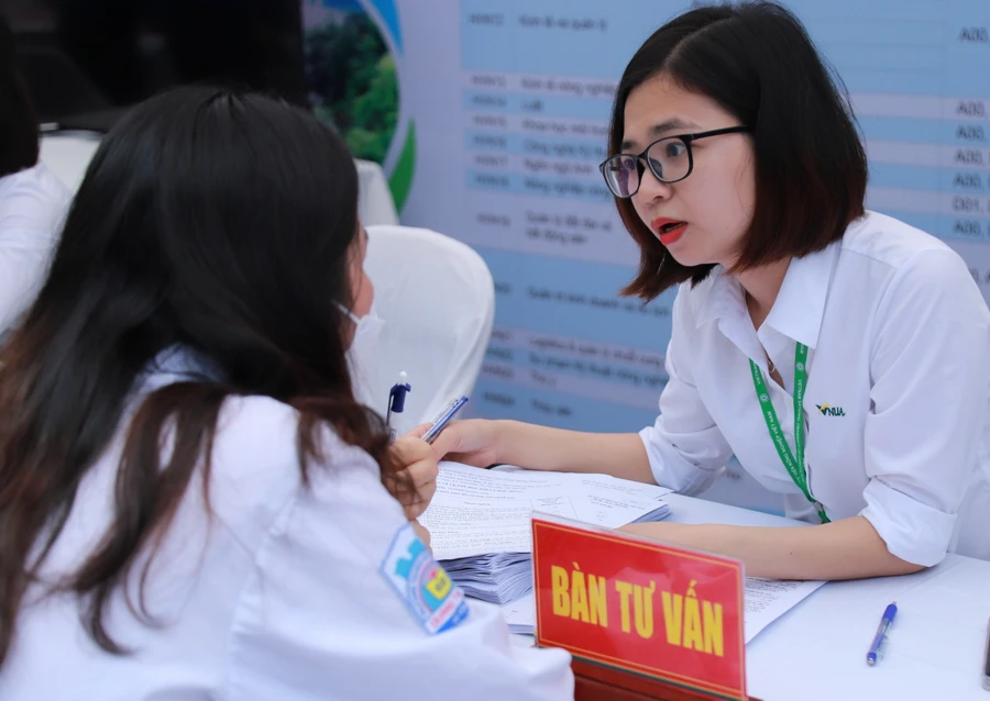 Thí sinh tham dự ngày hội tư vấn tuyển sinh, hướng nghiệp năm 2022.