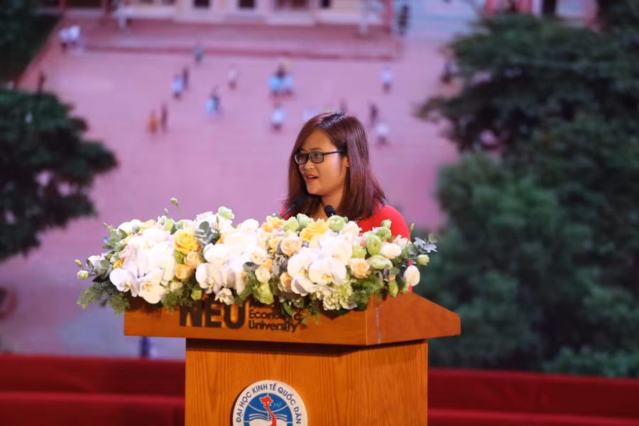 Cô Hà Ánh Phượng đọc tham luận tại Đại hội Thi đua yêu nước ngành Giáo dục lần thứ VII.