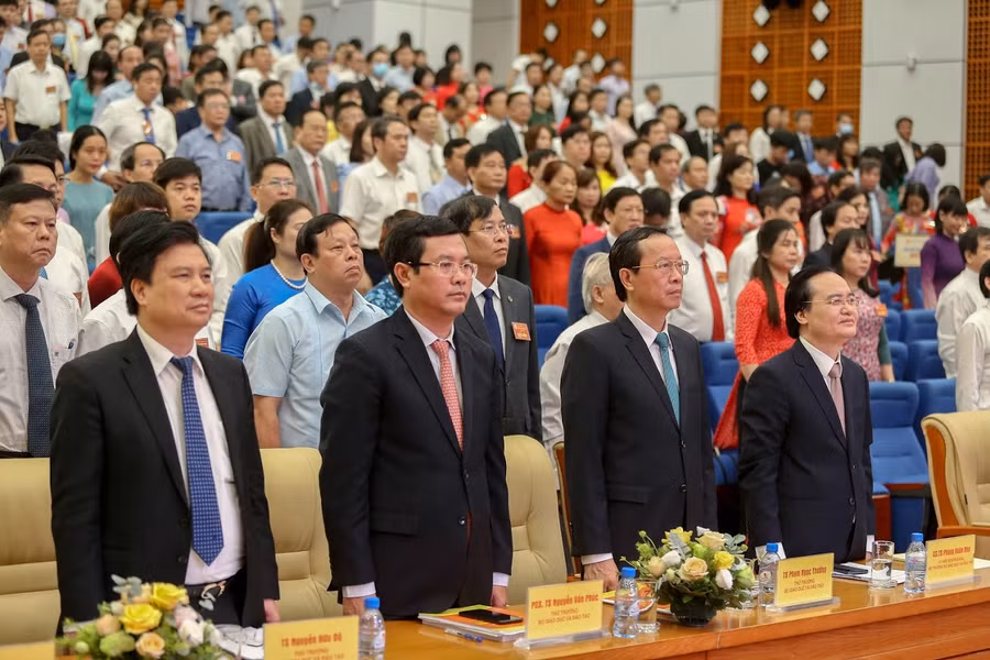 Bộ trưởng Phùng Xuân Nhạ cùng các thứ trưởng Bộ GD&amp;ĐT dự lễ chào cờ