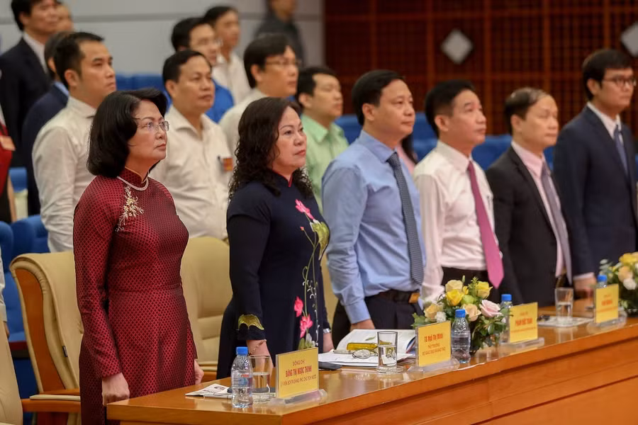 Phó Chủ tịch nước Đặng Thị Ngọc Thịnh và các đại biểu dự lễ chào cờ