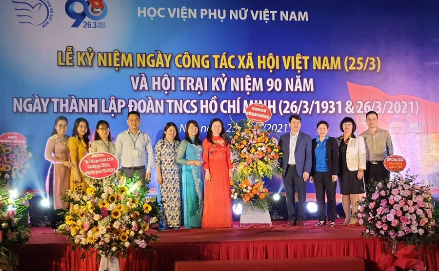 Đảng ủy, Ban Giám đốc Học viện Phụ nữ Việt Nam tặng hoa chúc mừng khoa Công tác xã hội và Đoàn TNCS Hồ Chí Minh của Học viện