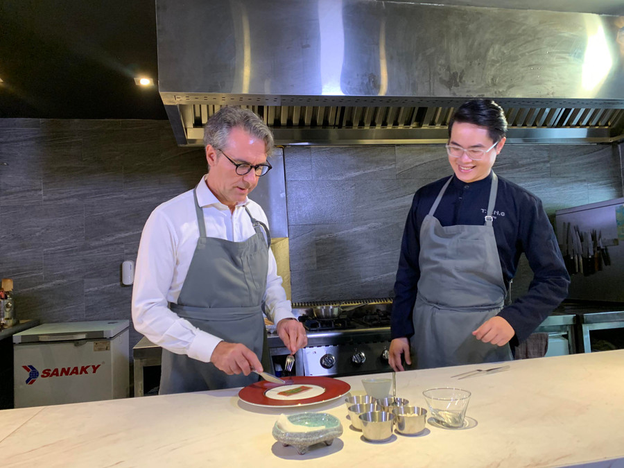 Đại sứ Giorgio Aliberti và Chef Hoàng Tùng đang thử món phở đặc biệt của Nhà hàng. Đại sứ Giorgio Aliberti và Chef Hoàng Tùng đang thử món phở đặc biệt của Nhà hàng.