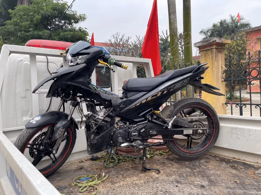 Chiếc xe máy do các đối tượng điều khiển gây ra vụ tai nạn giao thông.