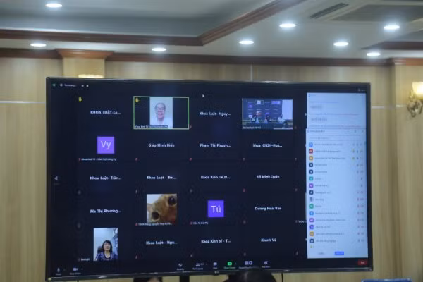 Nghiên cứu sinh, học viên, sinh viên đặt câu hỏi với lãnh đạo nhà trường qua "cửa sổ chat"