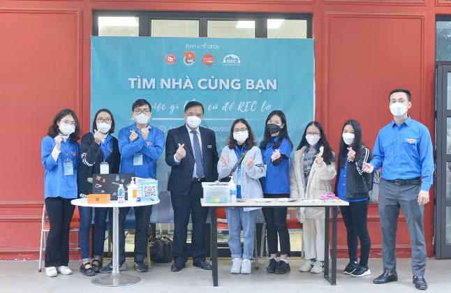 PGS.TS Bùi Anh Tuấn, hiệu trưởng nhà trường động viên SV tham gia hoạt động tình nguyện hỗ trợ SV trở lại trường