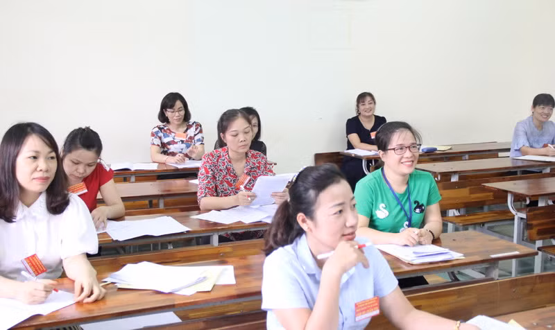 Cán bộ chấm thi chăm chú nghe hướng dẫn để tránh những sơ suất không đáng có