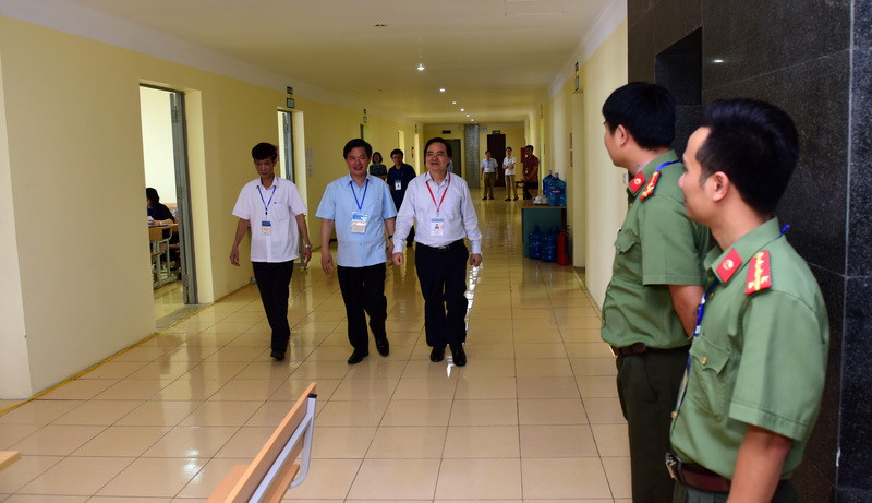 Tại tỉnh Phú Thọ, an ninh khu vực chấm thi luôn được thắt chặt. Lực lượng an ninh luôn túc trực 24/24h và có bố trí máy phá sóng điện thoại