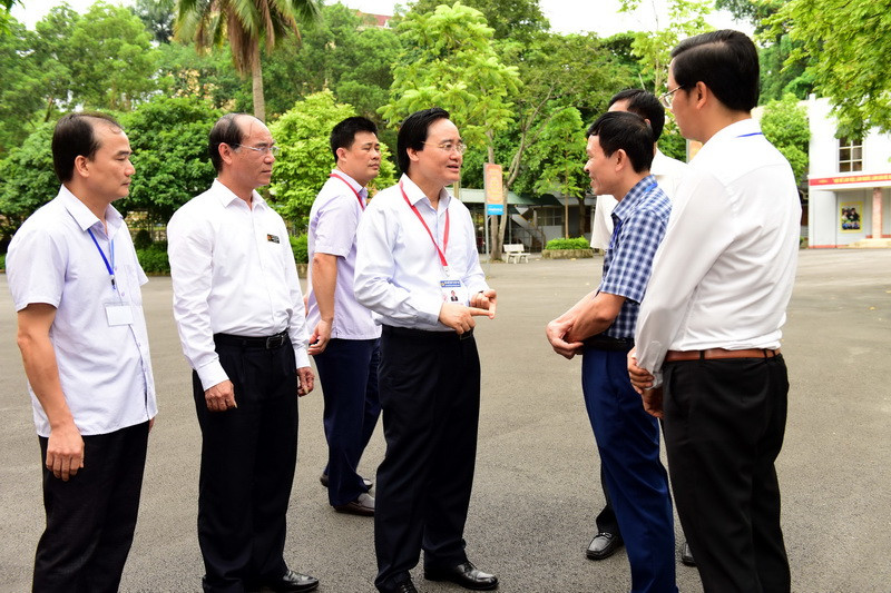 Bộ trưởng trao đổi với Ban chỉ đạo thi THPT quốc gia tỉnh Tuyên Quang về công tác chấm thi