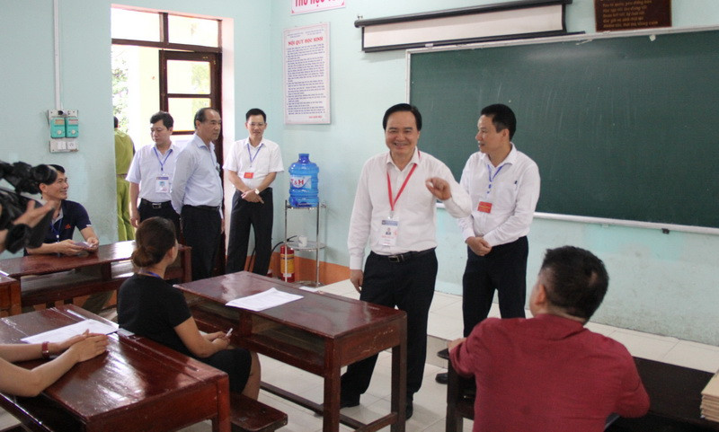 Lãnh đạo Bộ GD&ĐT luôn sâu sát, kiểm tra thực tế công tác chấm thi ở cac địa phương; đồng thời động viên tinh các cán bộ coi thi. Ảnh Bộ trưởng Phùng Xuân Nhạ kiểm tra công tác chấm thi tại Hà Giang