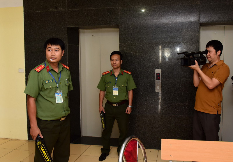 An ninh khu vực chấm thi luôn được thắt chặt và luôn có lực lượng trực 24/24h. Nhiều địa phương còn bố trí thiết bị phá sóng điện thoại