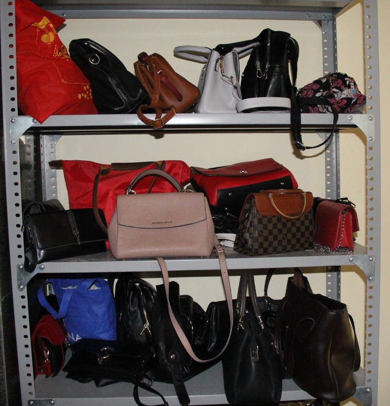 Trước khi vào phòng chấm thi, cán bộ chấm thi phải để toàn bộ tư trang bên ngoài theo quy định