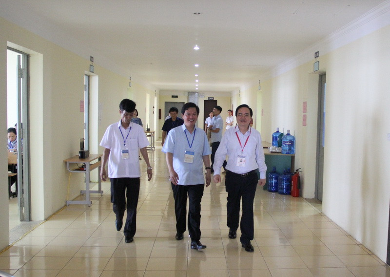 Bộ trưởng kiểm tra thực tế công tác chấm thi tại tỉnh Phú Thọ