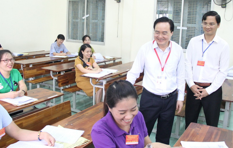 Bộ trưởng Phùng Xuân Nhạ kiểm tra công tác chấm thi tại tỉnh Tuyên Quang