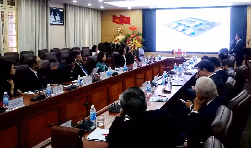 Đại diện Siemens giới thiệu về phòng thí nghiệm thông minh.