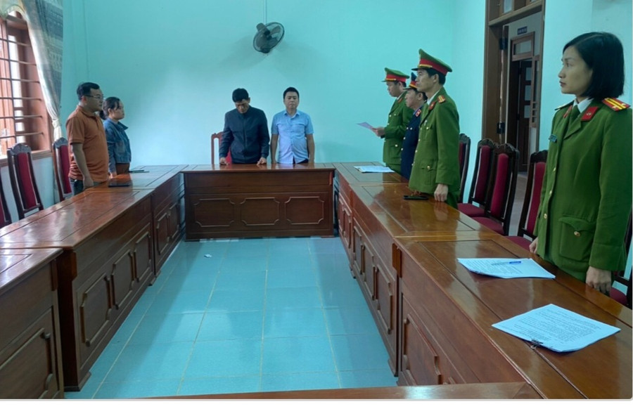 Cơ quan điều tra khởi tố các bị can tại Phòng giao dịch Ngân hàng. Ảnh: Công an Quảng Trị