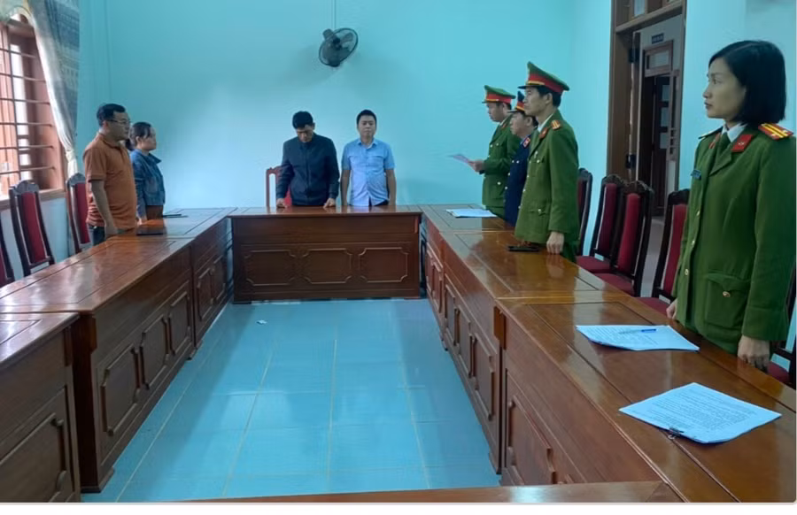 Cơ quan điều tra khởi tố các bị can tại Phòng giao dịch Ngân hàng. Ảnh: Công an Quảng Trị