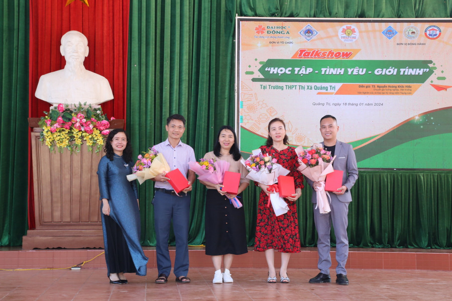 Đại diện Trường Đại học Đông Á tri ân sự đồng hành phối hợp của các Trường THPT. Đại diện Trường Đại học Đông Á tri ân sự đồng hành phối hợp của các Trường THPT.