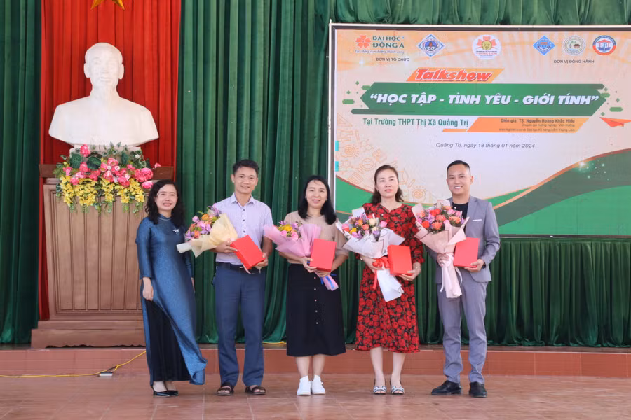 Đại diện Trường Đại học Đông Á tri ân sự đồng hành phối hợp của các Trường THPT.