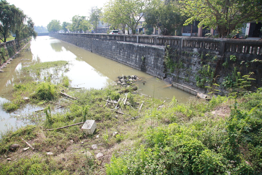 Đơn vị thi công không phục hồi những vị trí đã phá dỡ để tập kết vật liệu thi công.