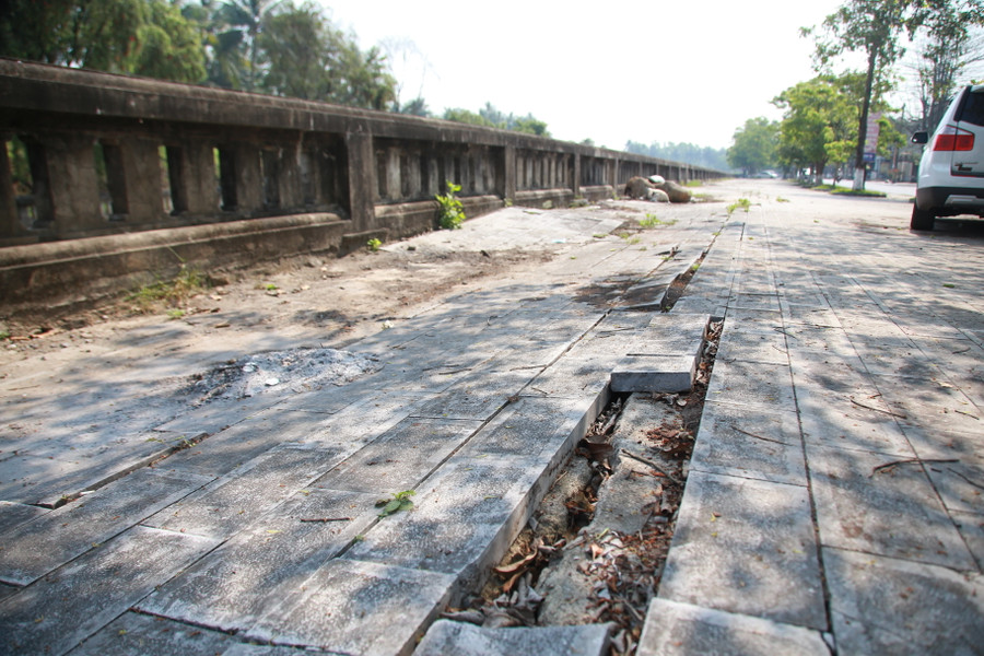 Vỉa hè trước di tích có dấu hiệu xuống cấp.