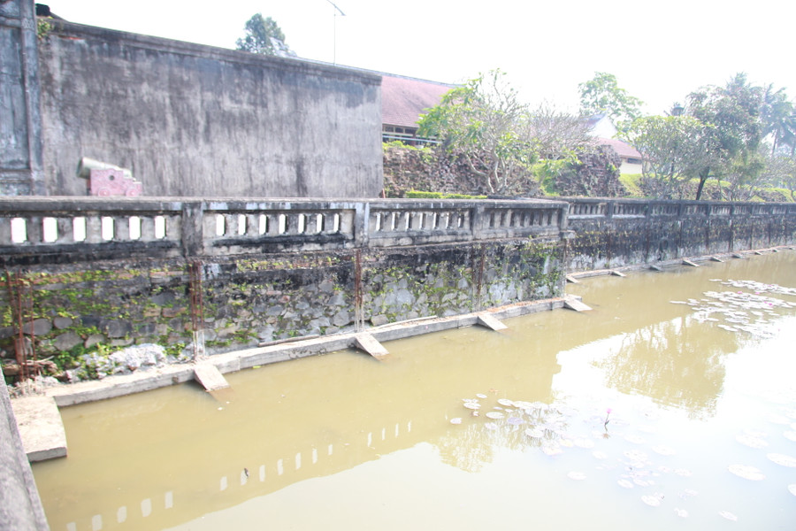 Dự án tôn tạo kè bờ hồ di tích Thành cổ Quảng Trị ngổn ngang.