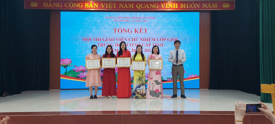 Lãnh đạo Sở GD&ĐT Quảng Bình trao giải Nhì cho các giáo viên. Lãnh đạo Sở GD&ĐT Quảng Bình trao giải Nhì cho các giáo viên.