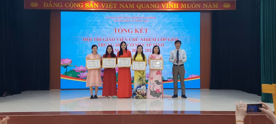 Lãnh đạo Sở GD&amp;ĐT Quảng Bình trao giải Nhì cho các giáo viên.