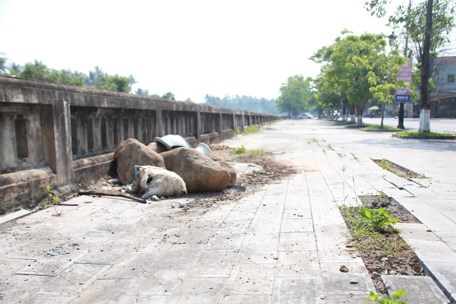 Vỉa hè trước di tích có dấu hiệu xuống cấp.