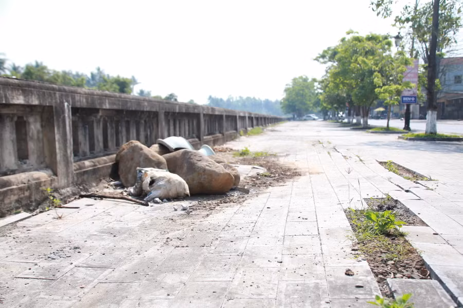 Vỉa hè trước di tích có dấu hiệu xuống cấp.