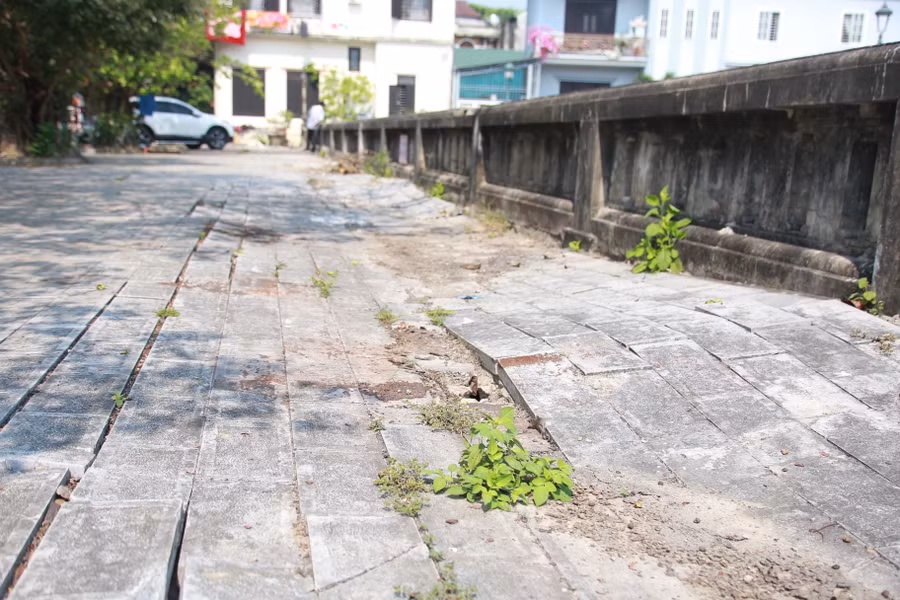 Vỉa hè trước di tích có dấu hiệu xuống cấp.