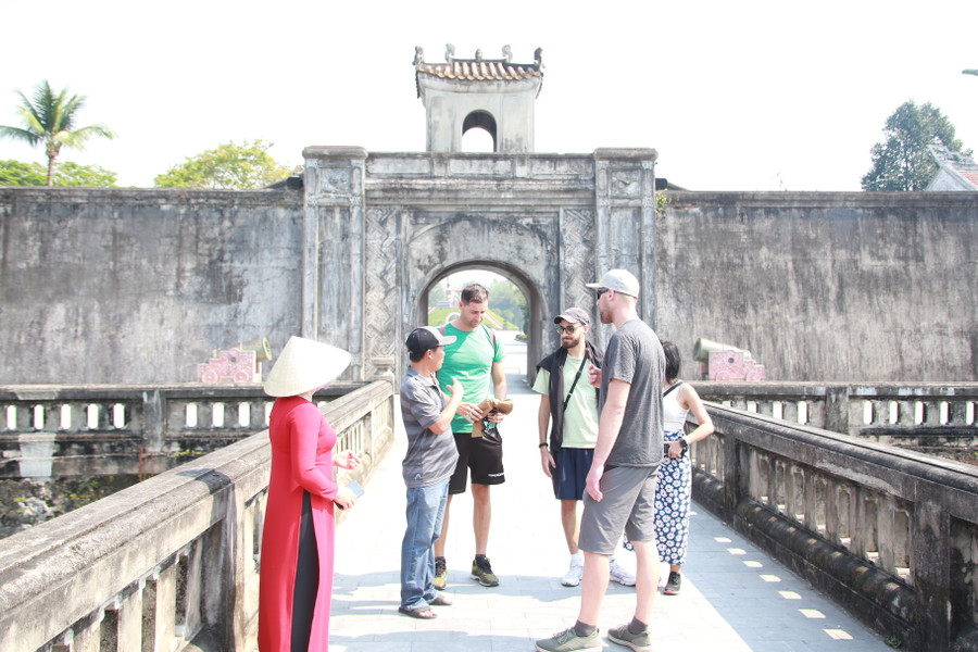 Nhiều du khách quốc tế đến tham quan Thành cổ.