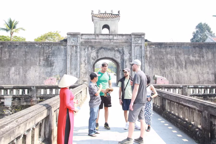 Nhiều du khách quốc tế đến tham quan Thành cổ.