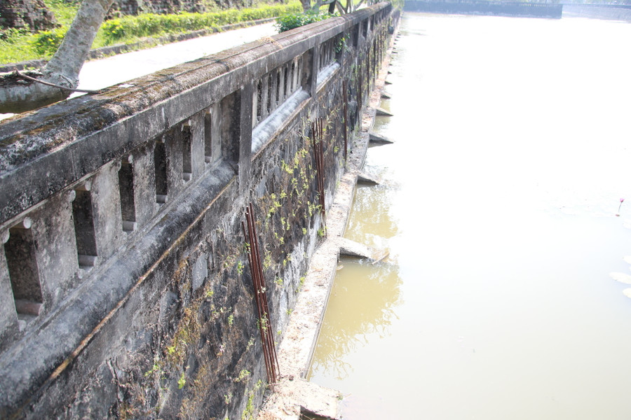 Đơn vị thi công mới xây dựng phần móng, để lại những cọc sắt chỏng chơ, hoen gỉ.