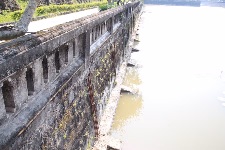 Đơn vị thi công mới xây dựng phần móng, để lại những cọc sắt chỏng chơ, hoen gỉ.