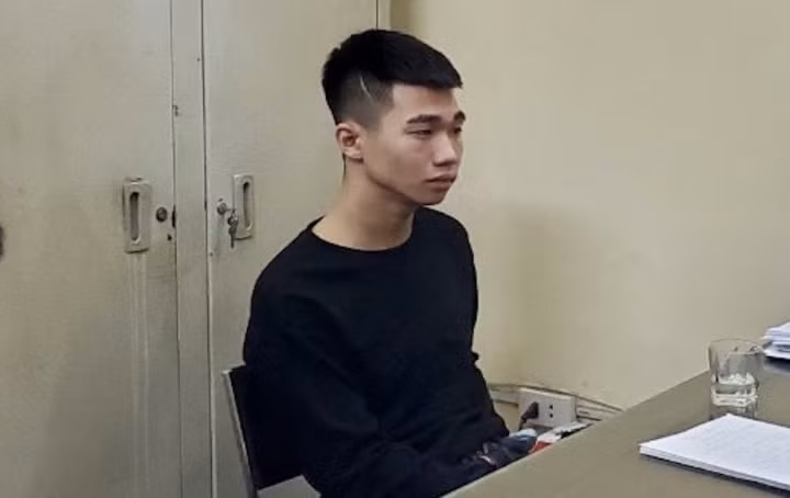 Lê Nguyễn Minh Tuấn tại cơ quan công an.