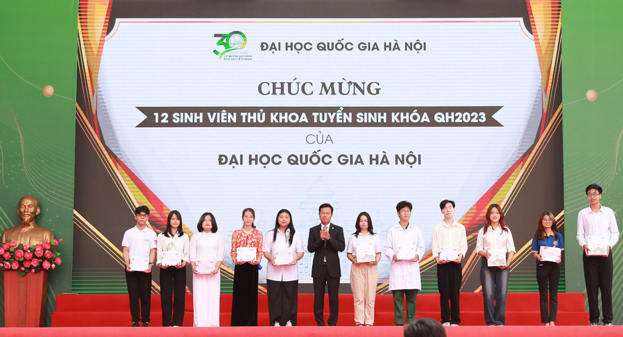 Khen thưởng các sinh viên có thành tích cao trong học tập. Khen thưởng các sinh viên có thành tích cao trong học tập.