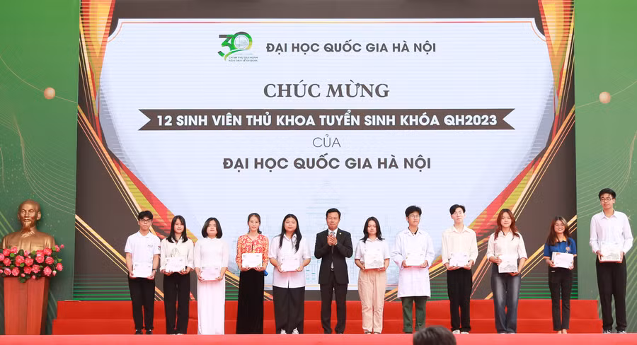 Khen thưởng các sinh viên có thành tích cao trong học tập.