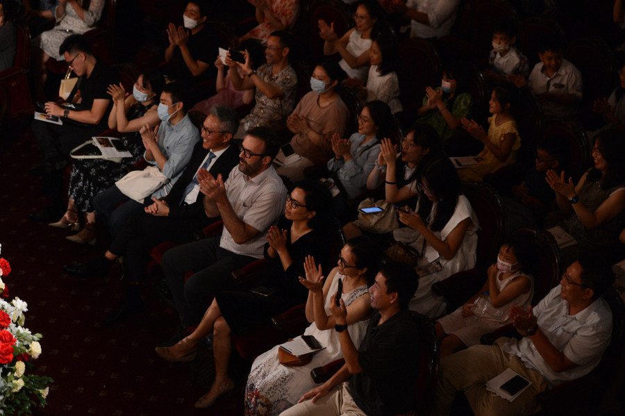 Hòa nhạc Giáo dục VYMI EduConcert “Classical Wonderland” được biểu diễn bởi Dàn nhạc giao hưởng Việt Nam, nhạc trưởng Honna Tetsuji, nghệ sĩ dương cầm Nguyễn Thái Hà cùng 5 nghệ sĩ piano trẻ đầy triển vọng được tuyển chọn kỹ lưỡng từ các pianist chuyên nghiệp và không chuyên trong chương trình VYMI EduConcert Piano Audition 2022.