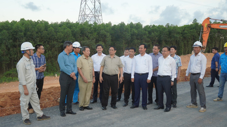 Thủ tướng Phạm Minh Chính kiểm tra, khảo sát thực tế thi công tuyến cao tốc Bắc - Nam đoạn qua Quảng Trị. Thủ tướng Phạm Minh Chính kiểm tra, khảo sát thực tế thi công tuyến cao tốc Bắc - Nam đoạn qua Quảng Trị.