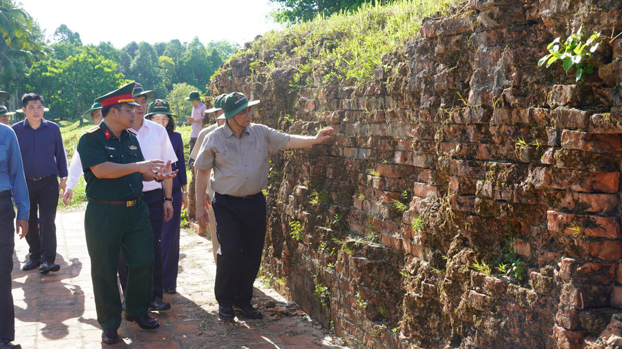 Thủ tướng đến dâng hương tri ân các Anh hùng, liệt sĩ và tham quan khu vực Thành cổ Quảng Trị. Thủ tướng đến dâng hương tri ân các Anh hùng, liệt sĩ và tham quan khu vực Thành cổ Quảng Trị.