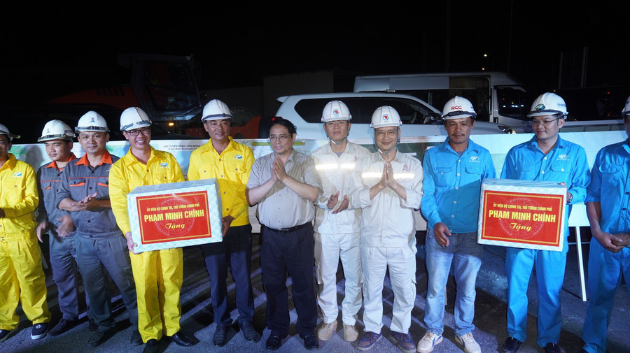 Thủ tướng tặng quà động viên các đơn vị thi công cao tốc Vạn Ninh - Cam Lộ. Thủ tướng tặng quà động viên các đơn vị thi công cao tốc Vạn Ninh - Cam Lộ.