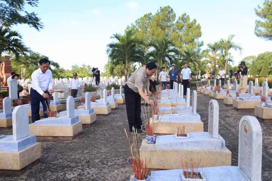 Thủ tướng bày tỏ lòng biết ơn trước các thế hệ cha ông đã cống hiến xương máu cho Tổ quốc.