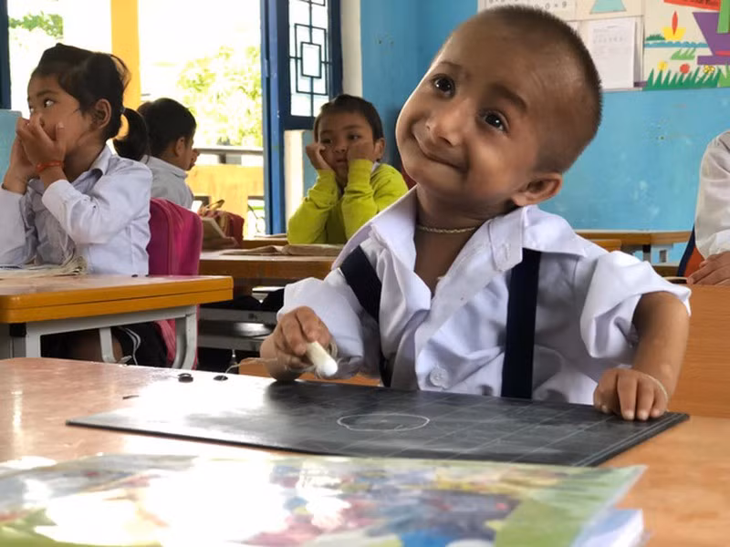 "Cậu bé tí hon" Đinh Văn K"Rể. Ảnh: Internet