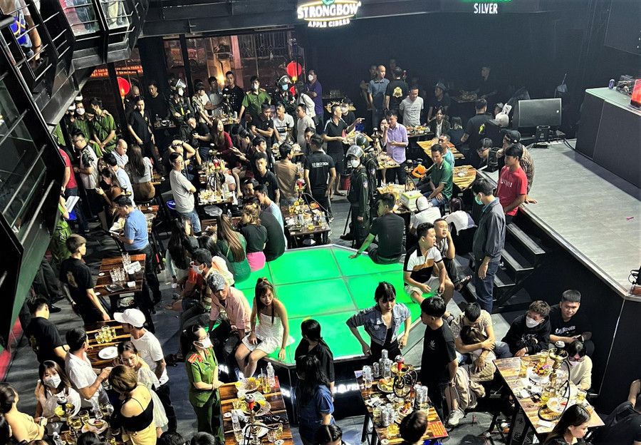 Lực lượng chức năng đột kích các quán bar và phát hiện hàng chục nhân viên và khách dương tính với ma tuý.