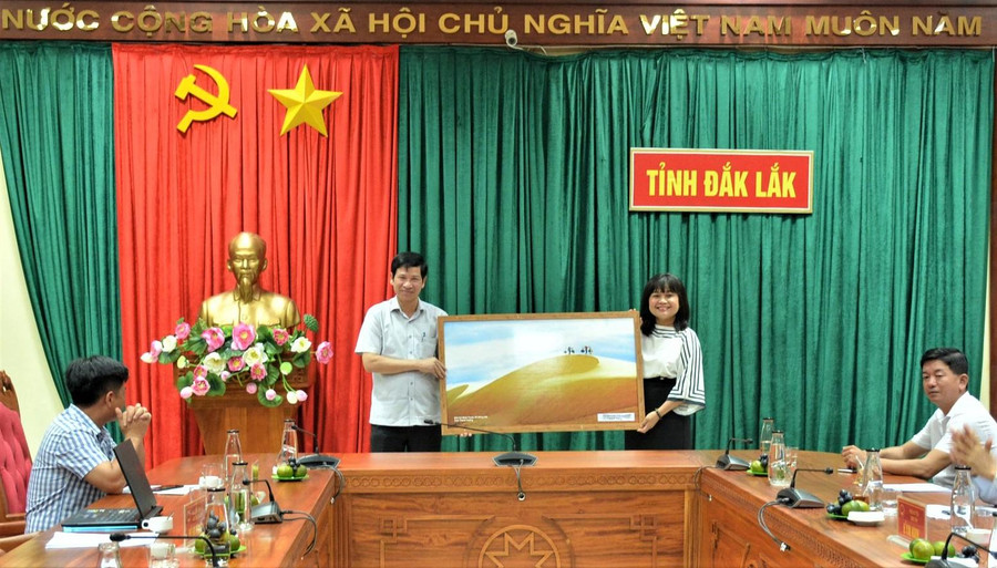 Đại diện lãnh đạo tỉnh Quảng Bình tặng quà lưu niệm cho lãnh đạo tỉnh Đắk Lắk (ảnh: CTTĐT). Đại diện lãnh đạo tỉnh Quảng Bình tặng quà lưu niệm cho lãnh đạo tỉnh Đắk Lắk (ảnh: CTTĐT).