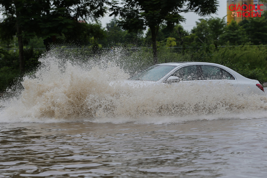 Nước tại một số điểm khá sâu, gây nhiều khó khăn cho các phương tiện