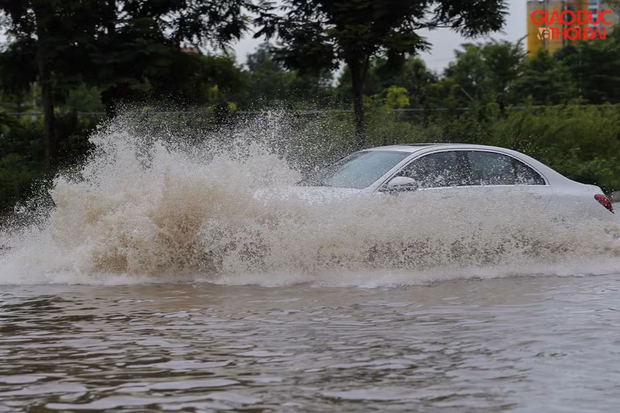 Nước tại một số điểm khá sâu, gây nhiều khó khăn cho các phương tiện