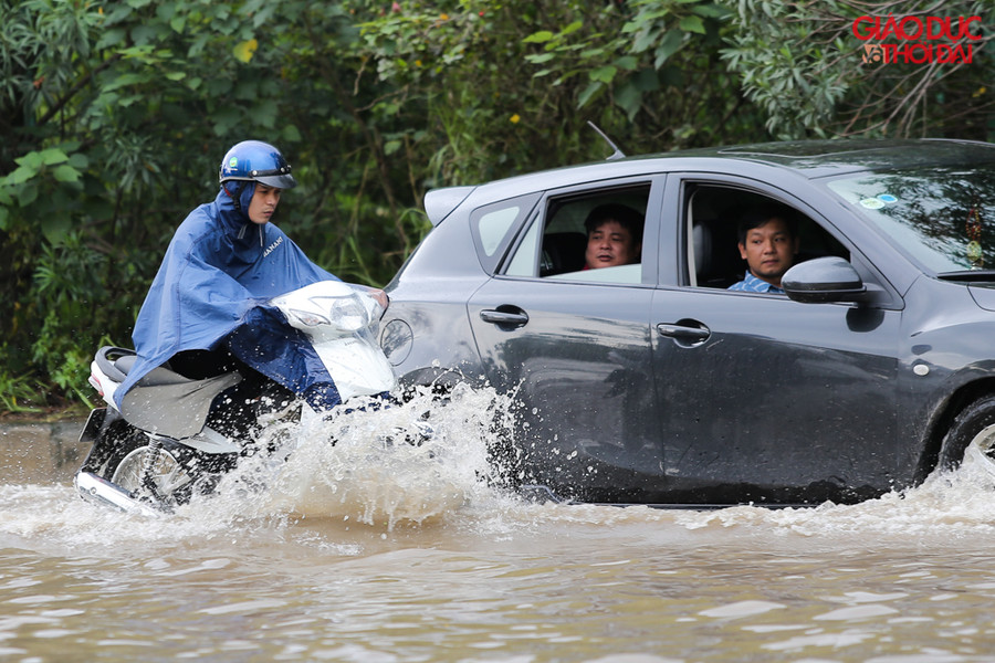 Các phương tiện di chuyển qua đây phần lớn sẽ đi nép vào phía bên trái đường, nơi có bề mặt đường cao hơn.