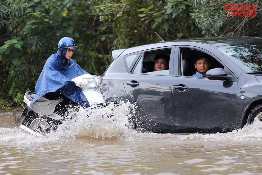 Các phương tiện di chuyển qua đây phần lớn sẽ đi nép vào phía bên trái đường, nơi có bề mặt đường cao hơn.